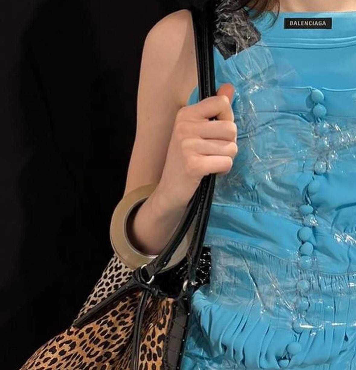 Balenciaga ra mắt chiếc vòng tay “cuộn băng dính” trị giá 3.300 USD