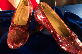 Đôi giày 3,5 triệu USD trong phim 'The Wizard of Oz' về với chủ sau 19 năm bị đánh cắp
