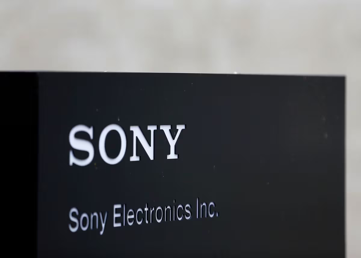 Lợi nhuận của Sony trượt dốc do sự sụt giảm chip, duy trì mục tiêu bán PS5