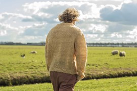 Một nhà thiết kế Hà Lan đan áo len bằng tóc người