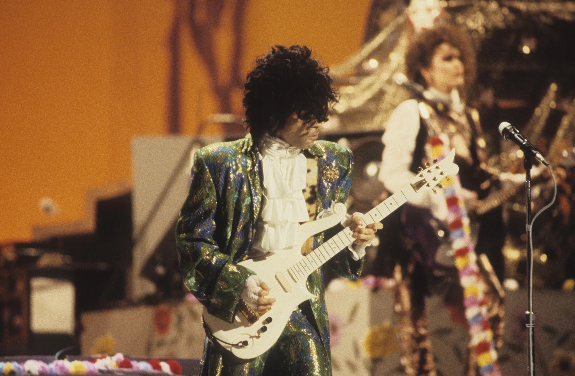 Chiếc áo sơ mi của cố ca sĩ Prince được bán đấu giá 15.000 USD