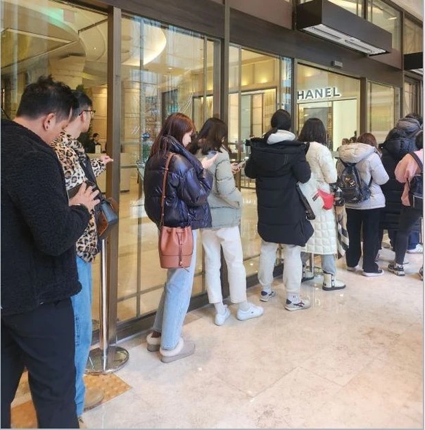 Đu trend cùng cùng thần tượng, người dân Hàn Quốc đổ xô đi mua chiếc nhẫn 4,3 triệu won giống Jennie