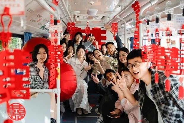Trào lưu mới tại Trung Quốc: Đám cưới trên xe buýt