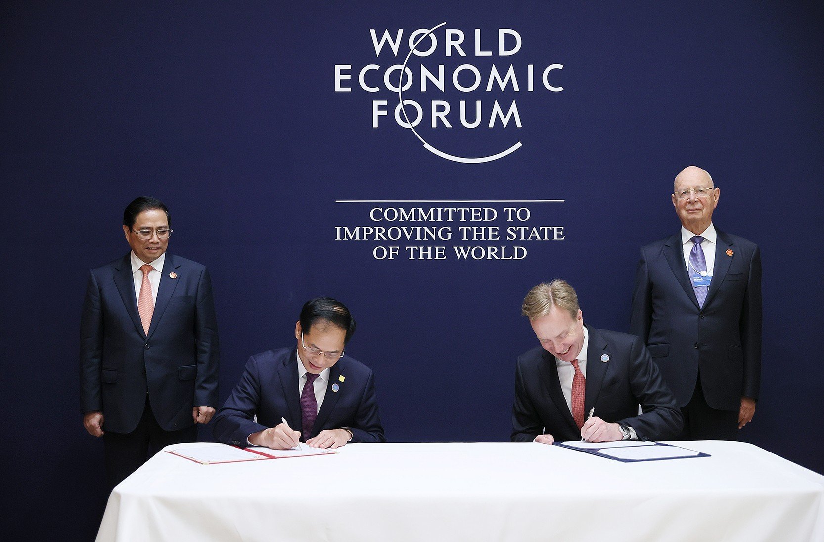 Bộ trưởng Bộ Ngoại giao Bùi Thanh Sơn và Giám đốc điều hành WEF Borge Brende ký kết Biên bản ghi nhớ hợp tác Việt Nam – WEF giai đoạn 2023-2026 dưới sự chứng kiến của Thủ tướng Chính phủ Phạm Minh Chính và Giáo sư Klaus Schwab - Ảnh: VGP/Nhật Bắc