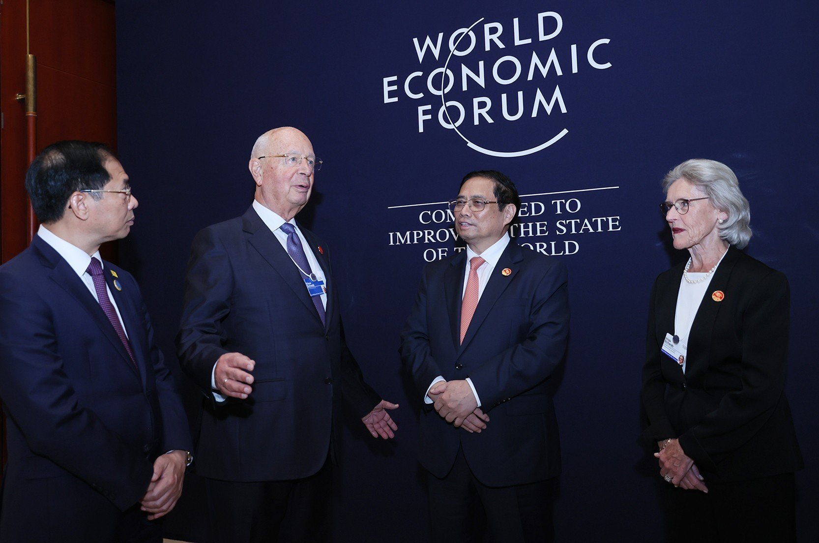 Thủ tướng Phạm Minh Chính trao đổi với Giáo sư Klaus Schwab - Nhà sáng lập kiêm Chủ tịch điều hành WEF - Ảnh: VGP/Nhật Bắc