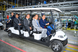 Tỷ phú Phạm Nhật Vượng lái xe chở Tổng thống Indonesia tham quan nhà máy VinFast