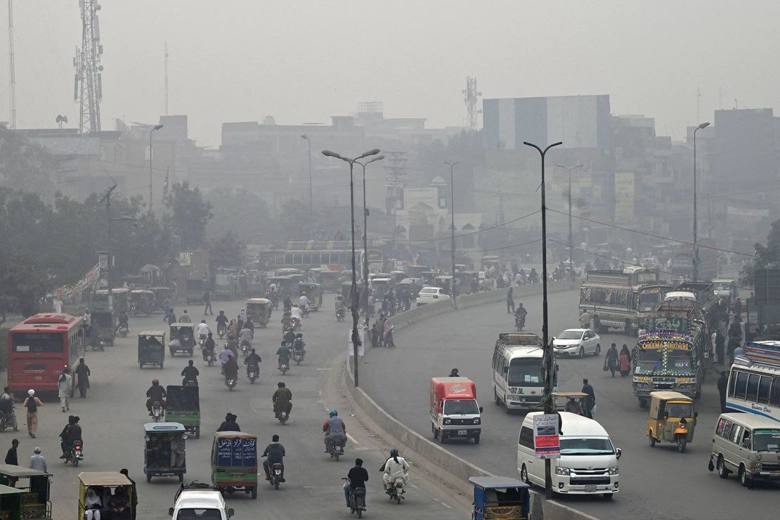 Pakistan đóng cửa thành phố 13 triệu dân vì ô nhiễm khói bụi