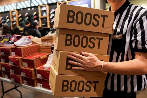 Mùa mua sắm cuối năm: Ngành bán lẻ Mỹ đau đầu với lượng hàng tồn kho khổng lồ