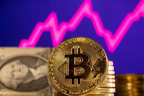 Giá Bitcoin vượt đỉnh năm