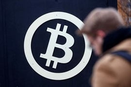 Bitcoin rớt giá khi 'cơn sốt' tiền điện tử dần hạ nhiệt