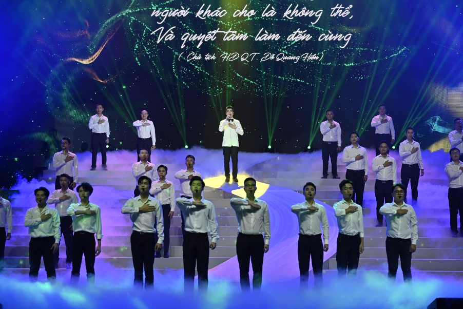 Visual cực đỉnh của Phó Chủ tịch SHB Đỗ Quang Vinh cùng Mashup nhạc đỏ 'đốn tim' người xem