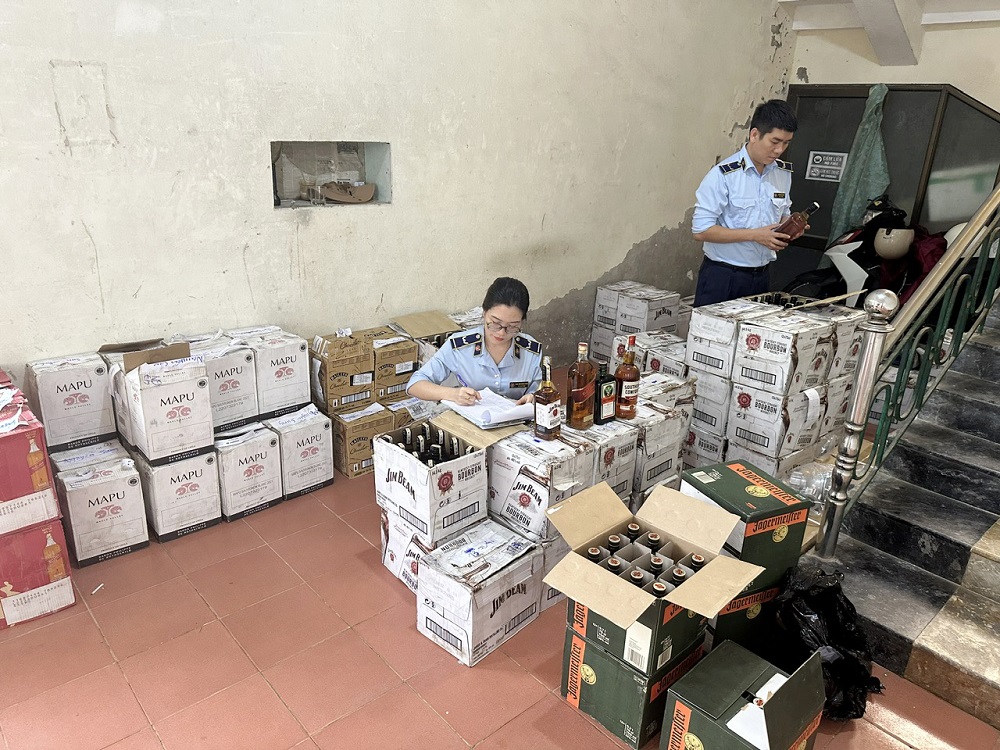 Cục QLTT tỉnh Quảng Bình thu giữ hơn 900 chai rượu nhập lậu 3