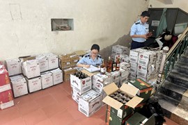 Cục QLTT tỉnh Quảng Bình thu giữ hơn 900 chai rượu nhập lậu