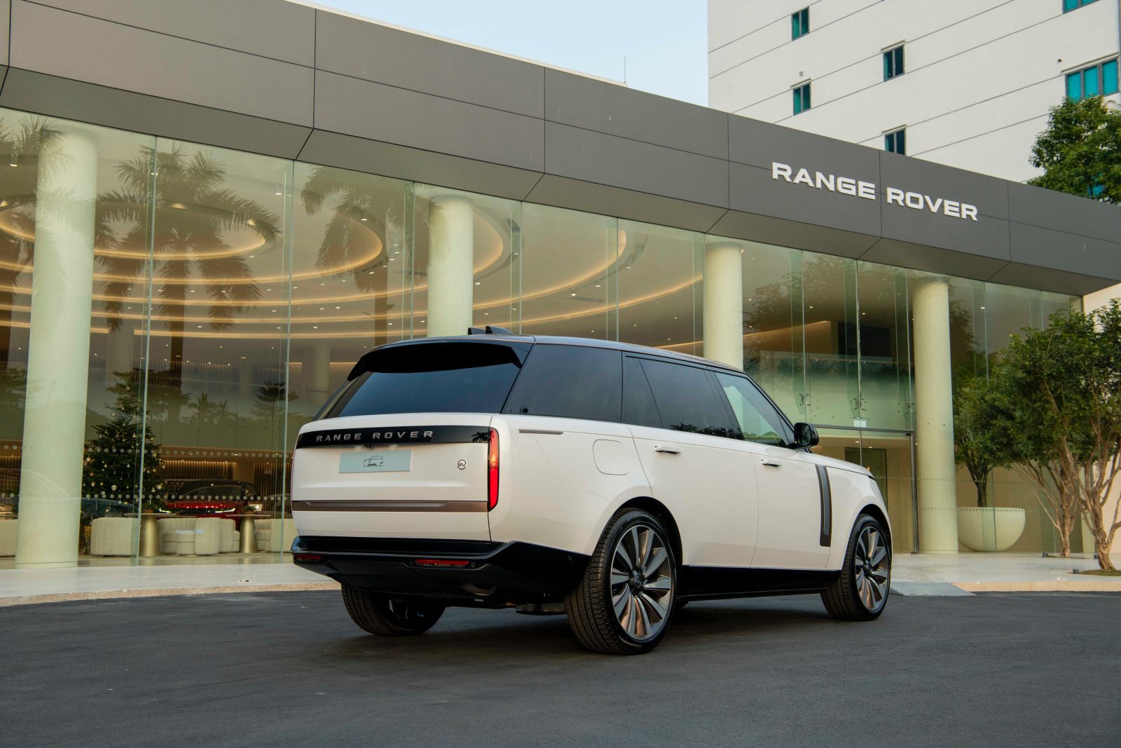 Khám phá 'kiệt tác' Range Rover SV 2023 tại Việt Nam 11