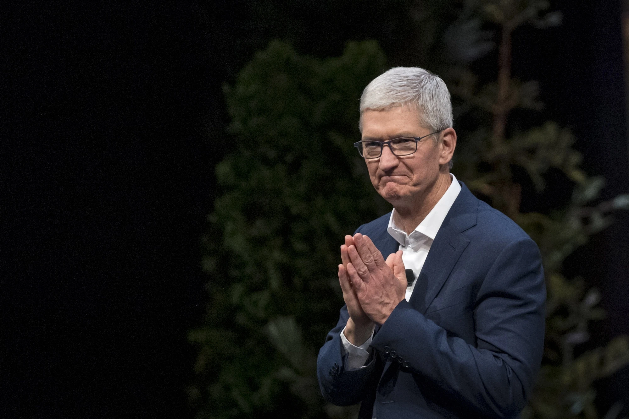 Thu nhập CEO Apple Tim Cook giảm mạnh