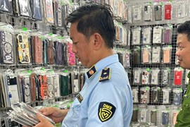 Xử phạt cơ sở kinh doanh hàng trăm phụ kiện điện thoại nhập lậu ở Hậu Giang