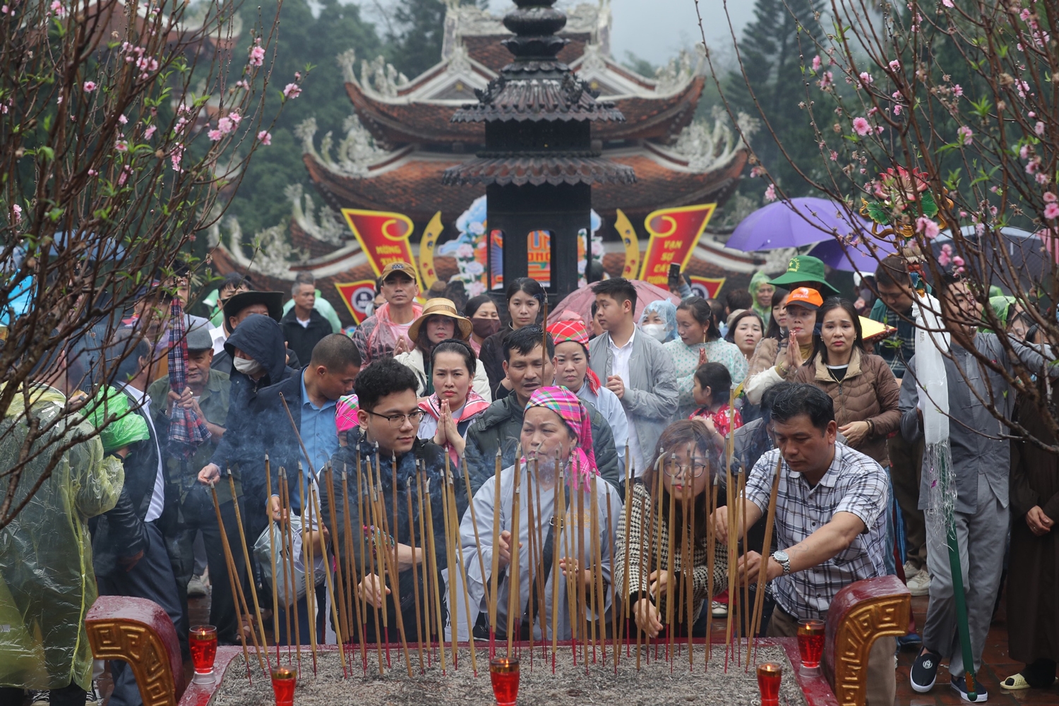 Du khách đội mưa khai hội chùa Hương 11