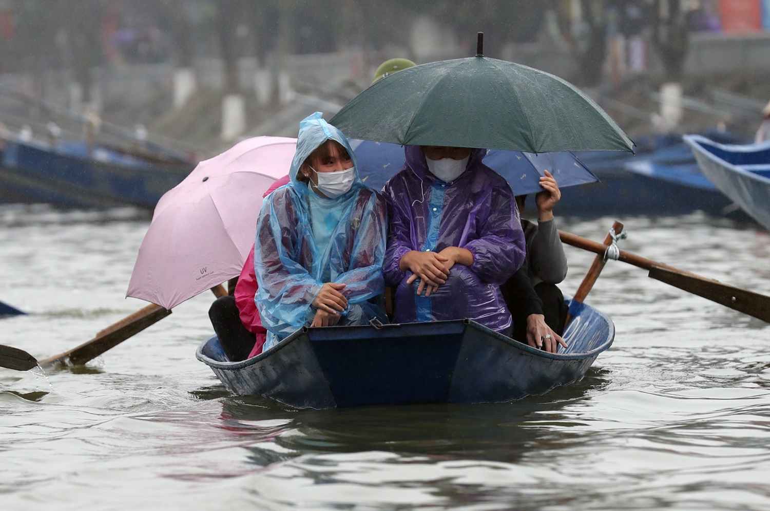 Du khách đội mưa khai hội chùa Hương 2