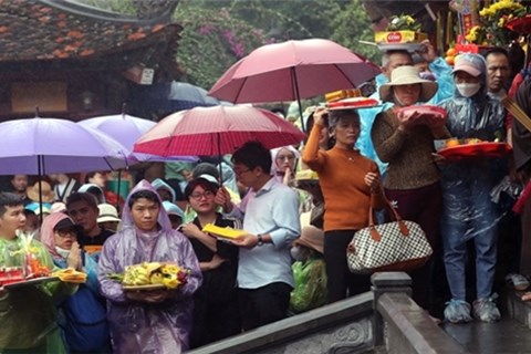 Du khách đội mưa khai hội chùa Hương