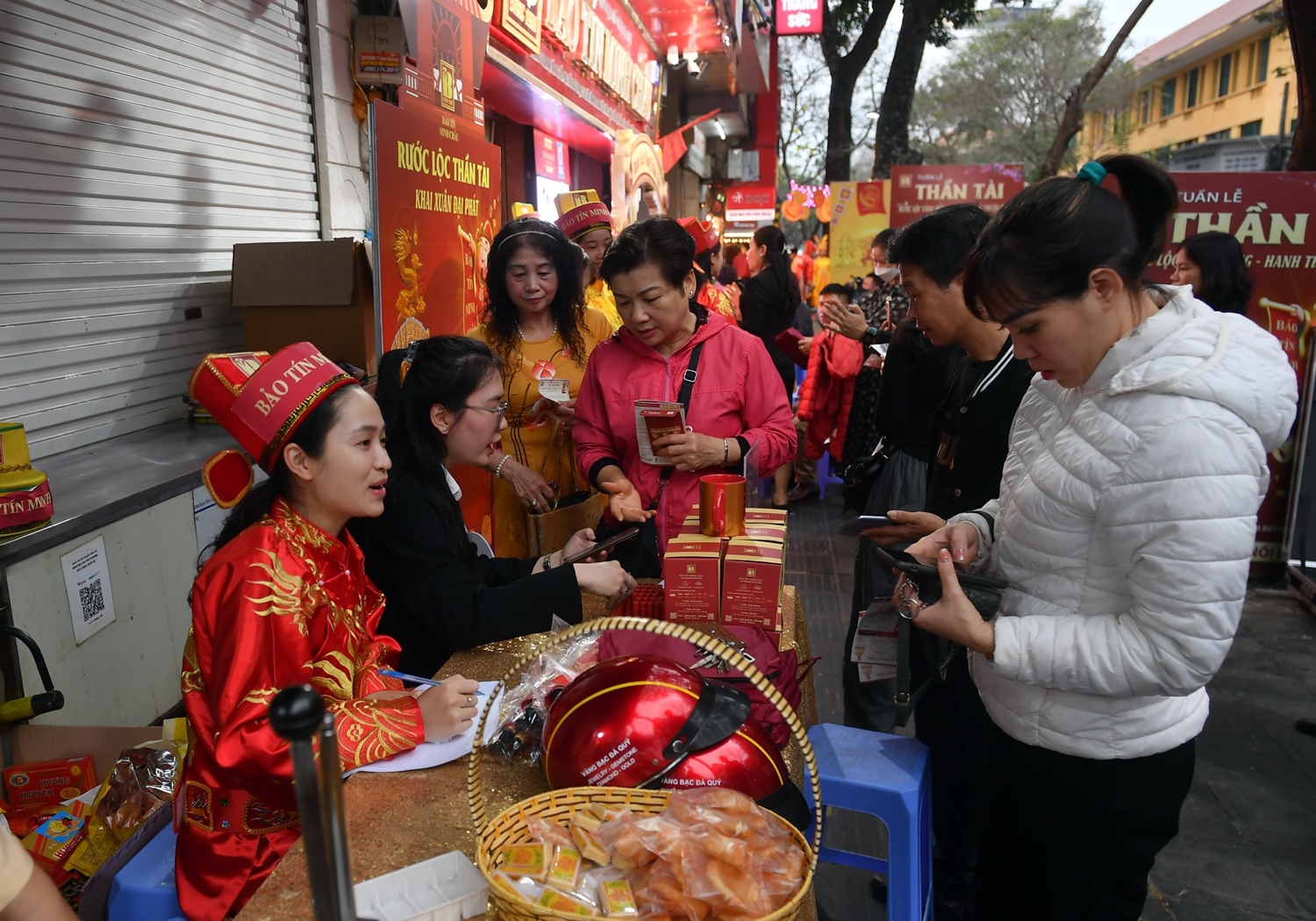 Nhộn nhịp mua vàng ngày vía Thần Tài 3