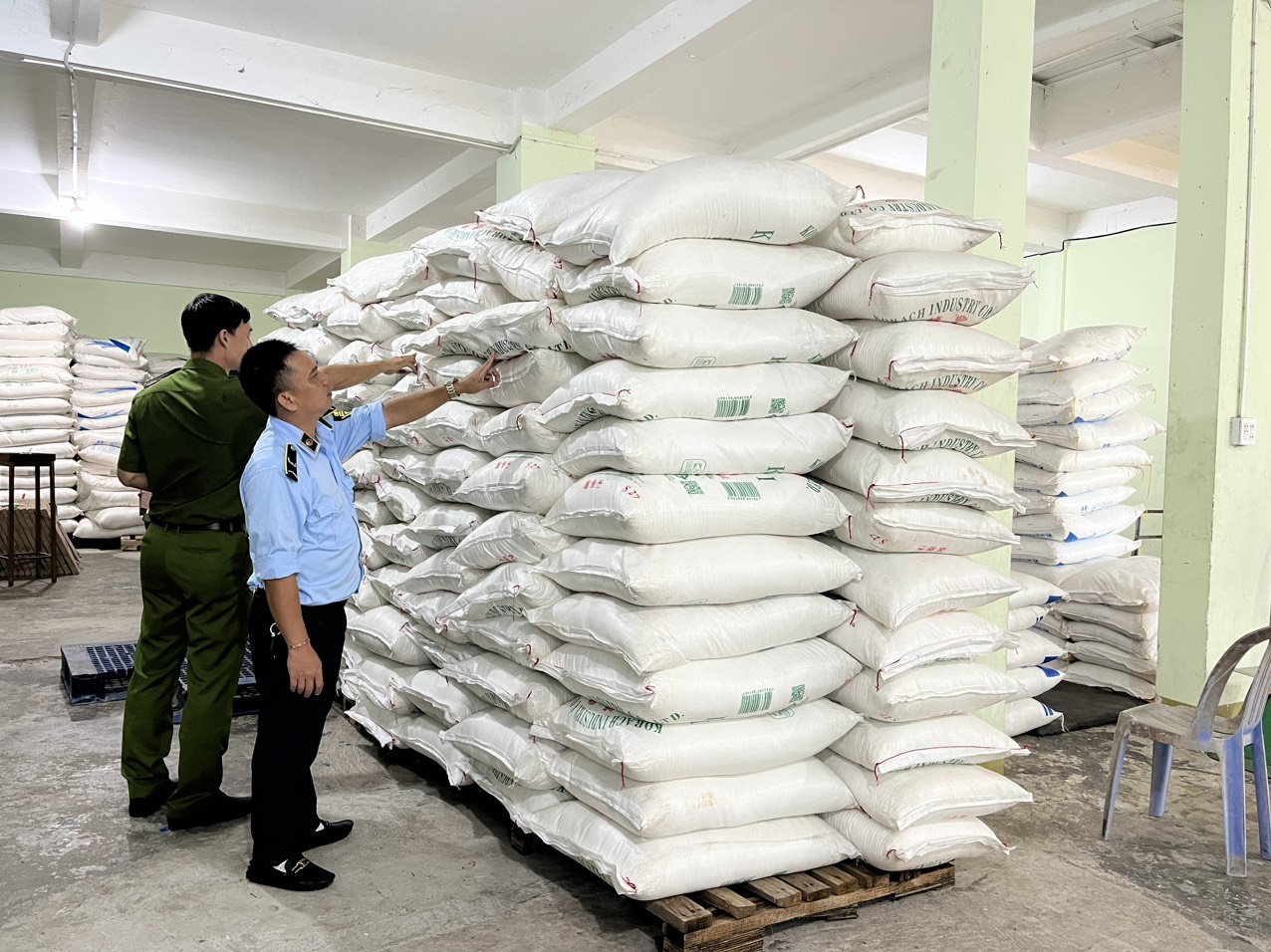 Phú Yên: Tạm giữ 22 tấn đường kính nghi nhập lậu