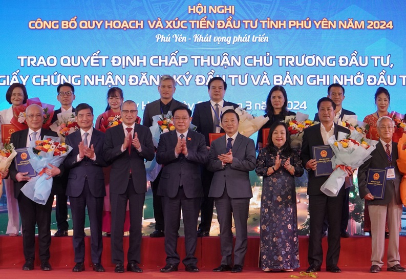 Phú Yên trao quyết định đầu tư cho 14 dự án gần 10.500 tỷ đồng