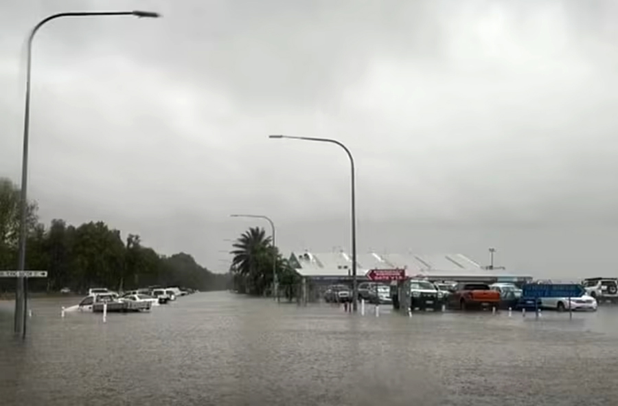 Lũ lụt ở Cairns, Australia: Sân bay đóng cửa, xuất hiện cá sấu trong lũ, người dân chịu... 'bom' mưa