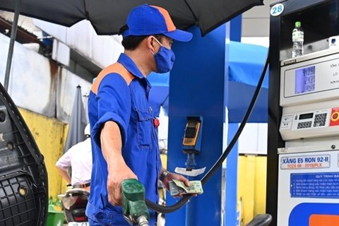 Giá dầu giảm nhẹ, RON95 giảm hơn 300 đồng/lít