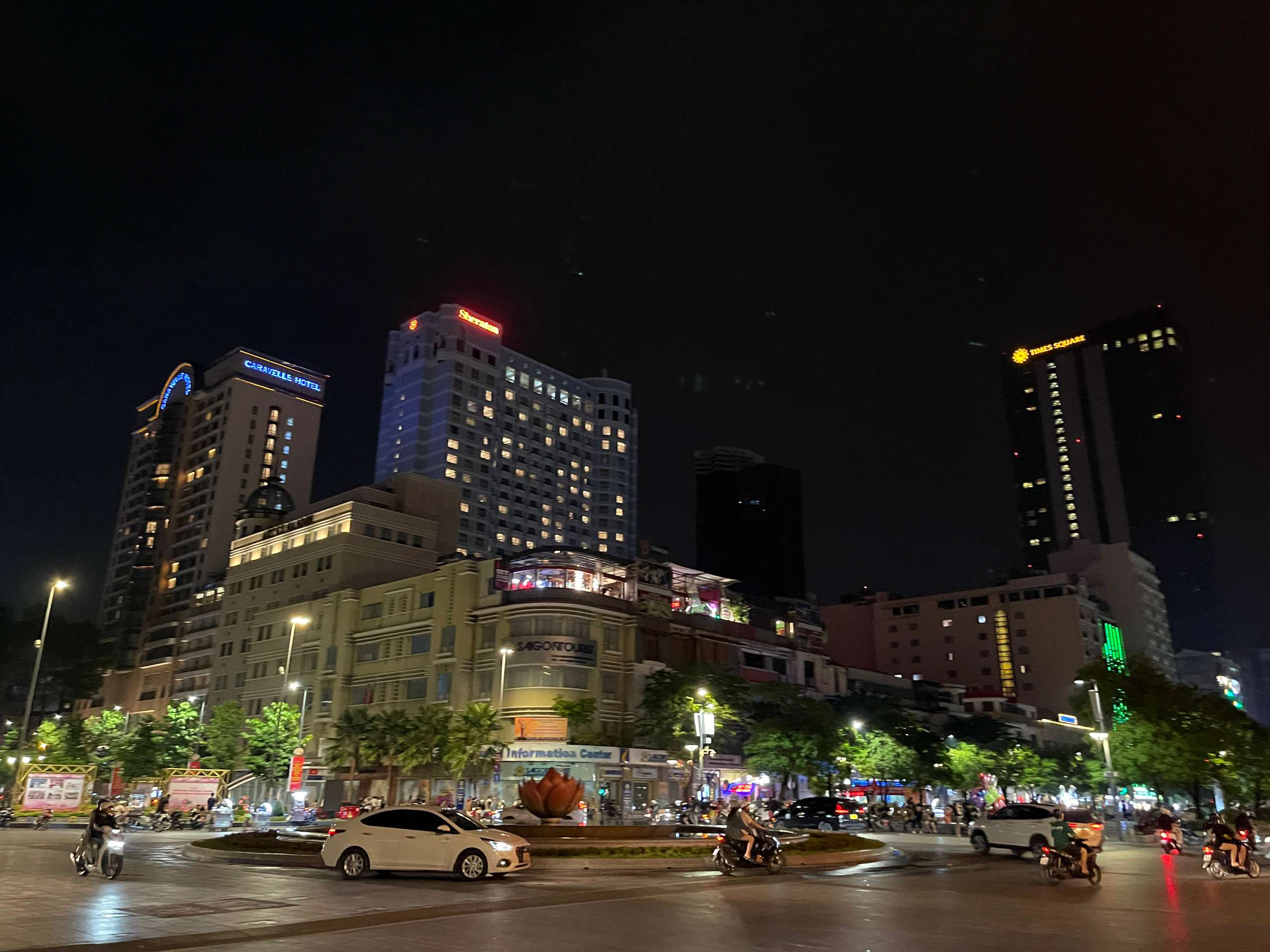 TP. Hồ Chí Minh tăng cường các giải pháp tiết kiệm điện, trong đó có việc tắt hệ thống chiếu sáng trang trí, quảng cáo, bảng hiệu từ 22 giờ hàng ngày