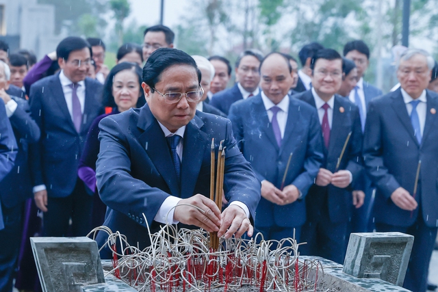 Thủ tướng Phạm Minh Chính cùng các lãnh đạo, nguyên lãnh đạo Đảng, Nhà nước dâng hương Đền thờ liệt sĩ tại chiến trường Điện Biên Phủ 