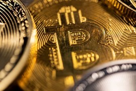 Bitcoin chinh phục lại mốc 62.000 USD