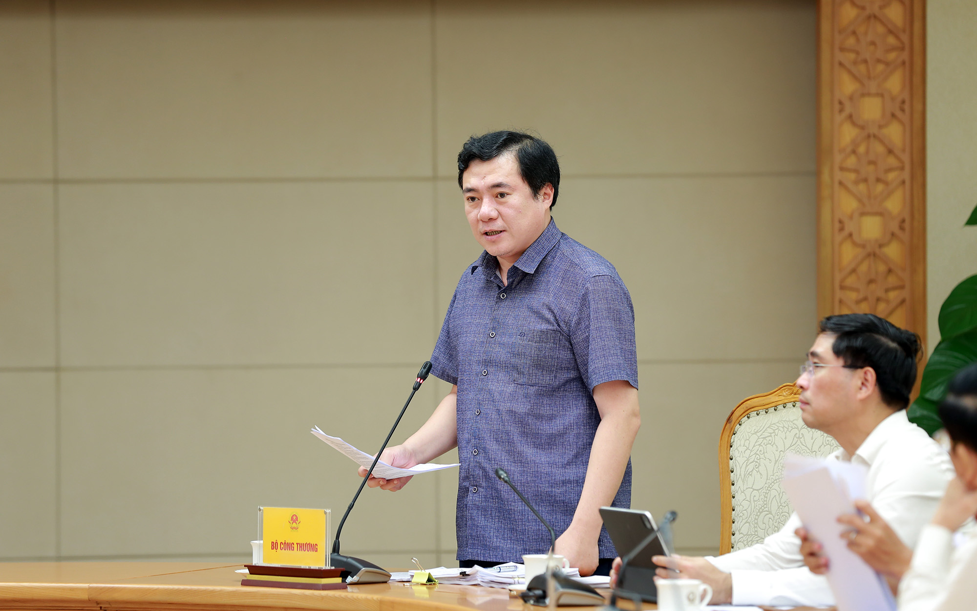 Thứ trưởng Bộ Công Thương Nguyễn Sinh Nhật Tân cho biết quan điểm xây dựng nghị định là bảo đảm khả thi, thực hiện được ngay, hạn chế văn bản hướng dẫn