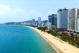 Có nên dừng xây mới khách sạn ven biển?