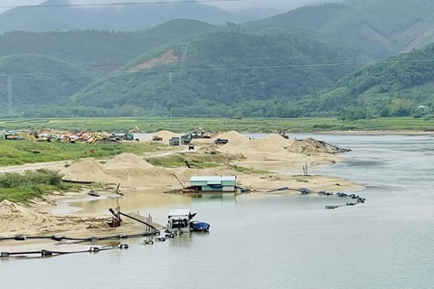Khai thác cát sỏi trên sông, hồ phải tuân thủ quy định pháp luật về khoáng sản