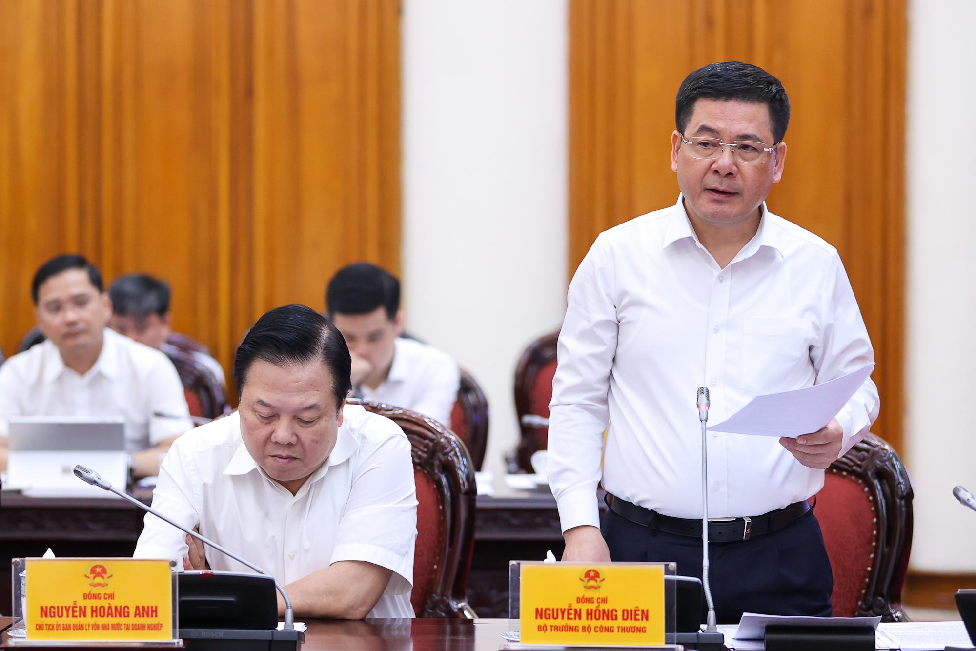 Bộ trưởng Bộ Công Thương Nguyễn Hồng Diên báo cáo tại cuộc họp về cung ứng điện - Ảnh: VGP/Nhật Bắc