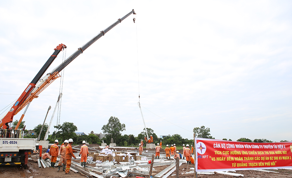 Kỹ sư, công nhân Công ty Truyền tải điện 4 tham gia dựng cột vị trí 190A Dự án đường dây 500kV NMNĐ Nam Định I - Phố Nối