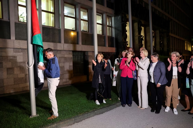  Cờ Palestine được treo trước Quốc hội Slovenia ngày 4/6