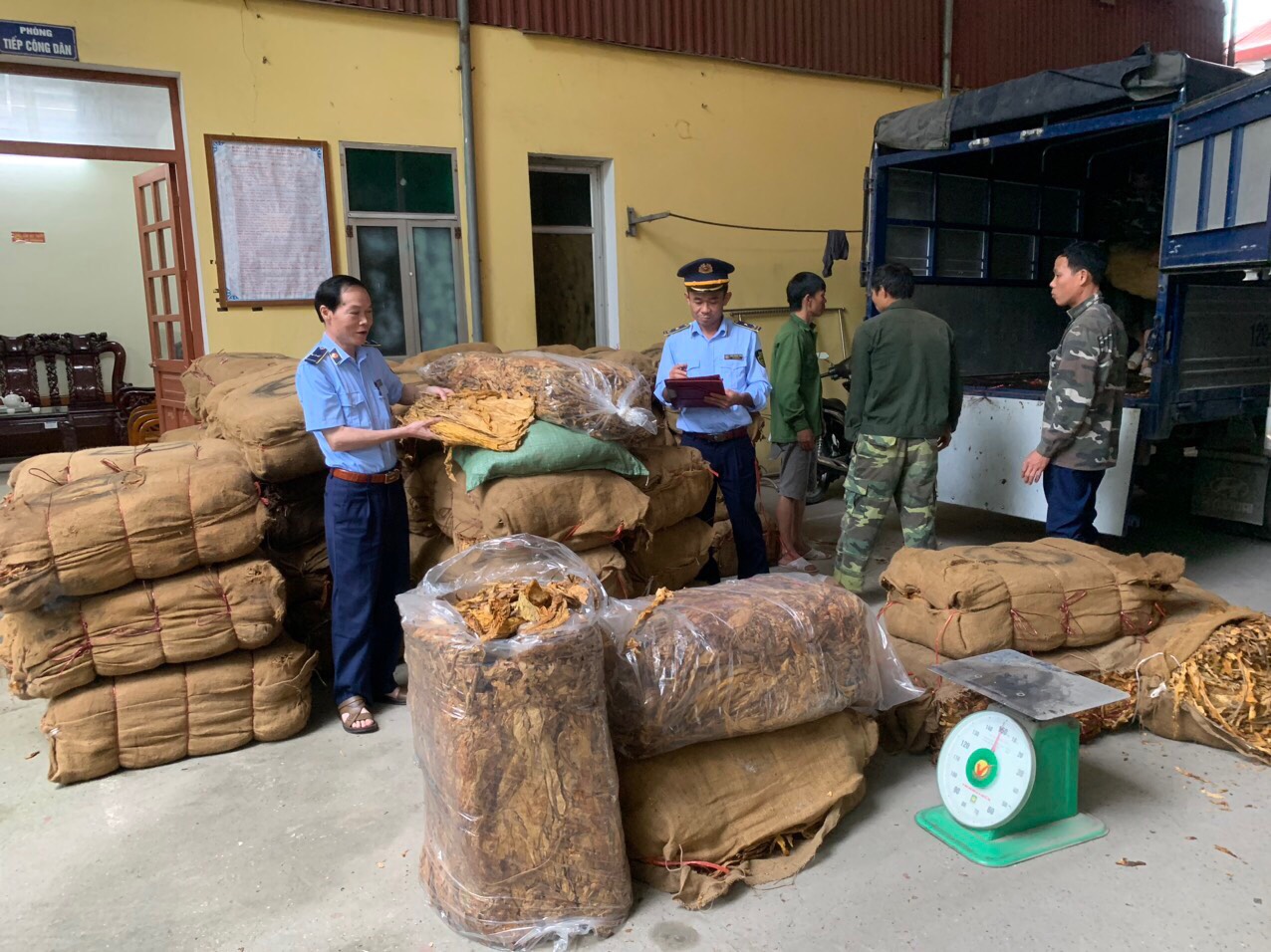 Kiểm tra 4 xe vận tải, Lực lượng chức năng tỉnh Lạng Sơn đã phát hiện và thu giữ gần 15 tấn nguyên liệu thuốc lá không rõ nguồn gốc xuất xứ.