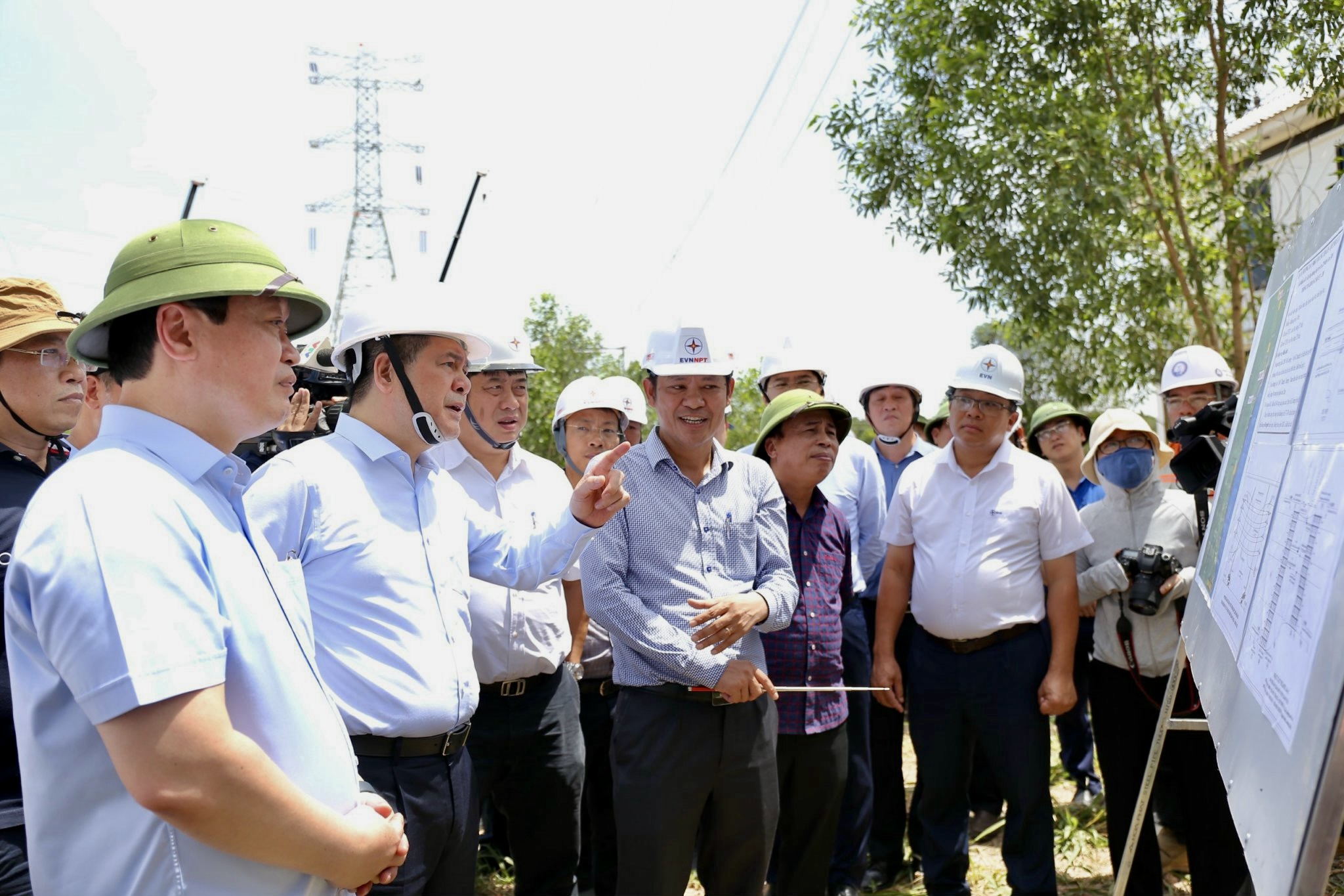 Bộ trưởng Bộ Công Thương kiểm tra tiến độ thực tế tại công trường thi công khoảng néo 337 - 338 dự án đường dây 500kV Quảng Trạch - Quỳnh Lưu