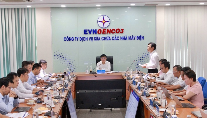 Ông Trương Văn Phương – Giám đốc Công ty EPS báo cáo kết quả công tác sản xuất kinh doanh 5 tháng đầu năm 2024