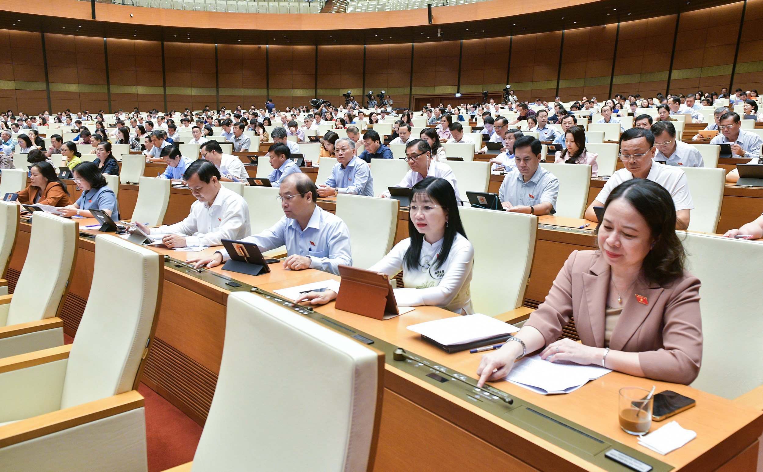 Đại biểu Quốc hội nhấn nút biểu quyết thông qua dự thảo Nghị quyết
