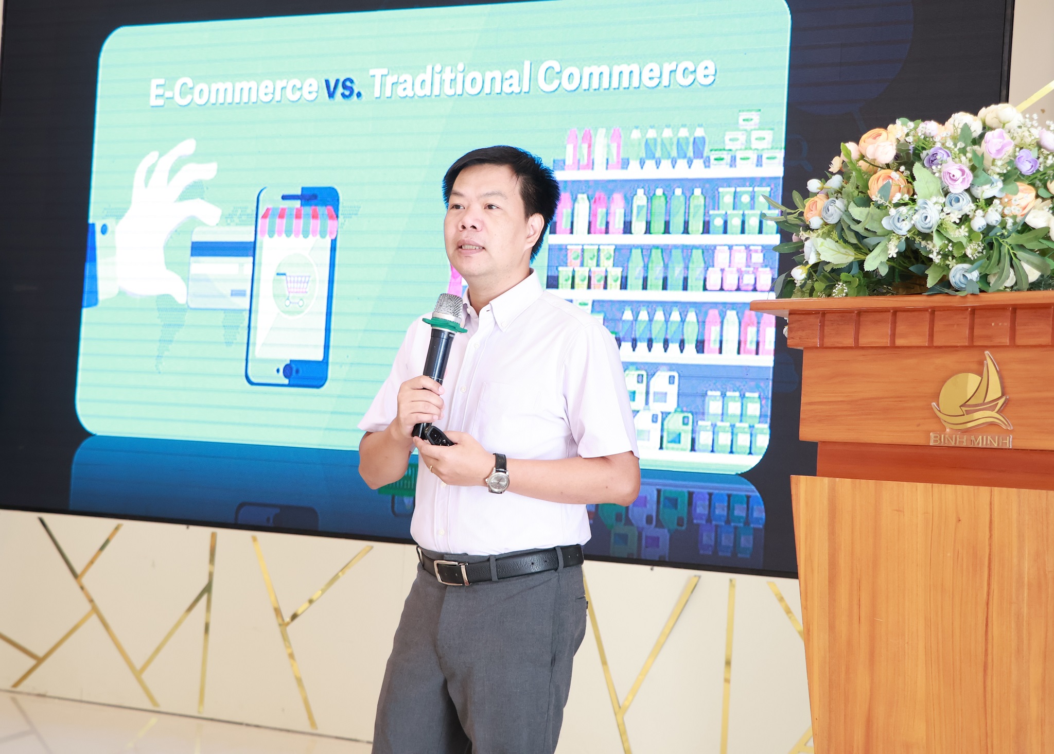 Ông Nguyễn Hữu Tuấn - Trưởng phòng Chính sách, Cục Thương mại điện tử và Kinh tế số - Bộ Công Thương báo cáo tại Hội nghị