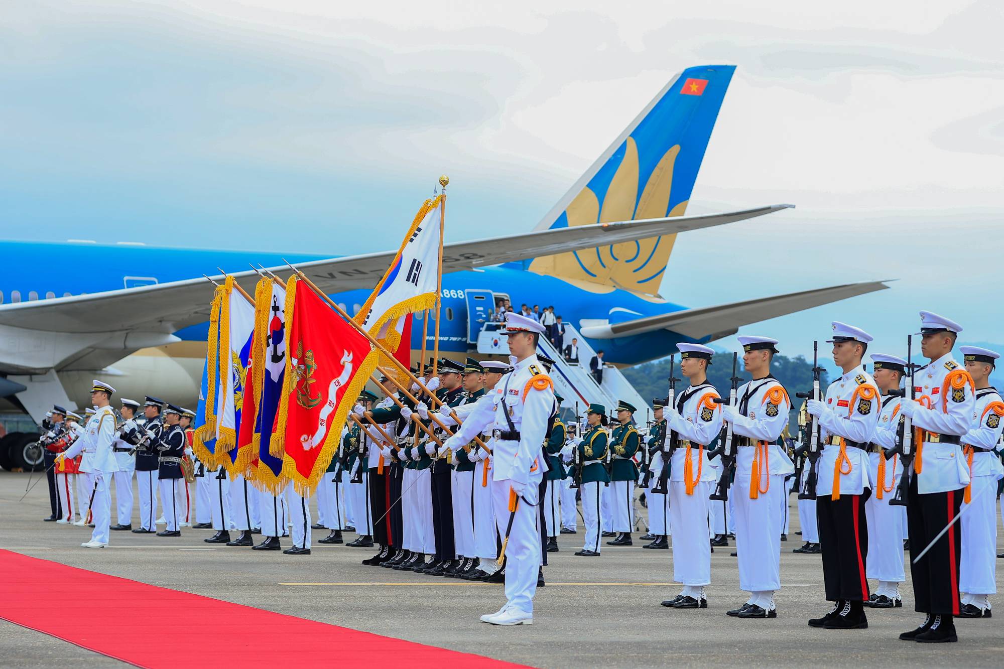 Đội danh dự, gồm đại diện các lực lượng của quân đội Hàn Quốc, đón Thủ tướng - Ảnh: VGP/Nhật Bắc