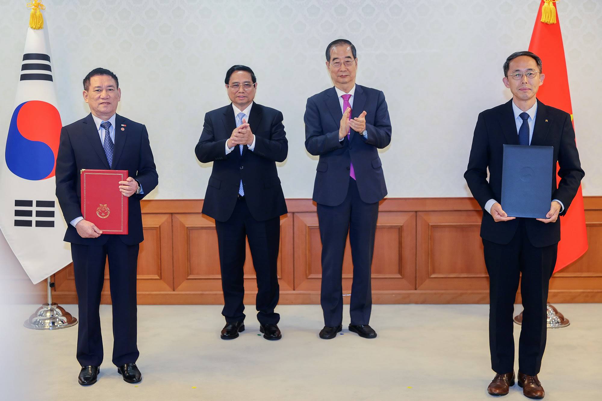 Thủ tướng Phạm Minh Chính và Thủ tướng Hàn Quốc Han Duck Soo chứng kiến trao Thỏa thuận vay đầu tư xây dựng công trình đường cao tốc Mỹ An - Cao Lãnh giai đoạn 1 giữa Bộ Tài chính và Ngân hàng XNK Hàn Quốc - Ảnh: VGP/Nhật Bắc