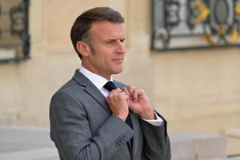 Ông Emmanuel Macron đảo chính hành chính?