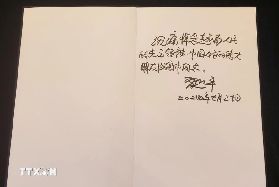 Tổng Bí thư, Chủ tịch Trung Quốc Tập Cận Bình ghi dòng chữ trong Sổ tang: "Vô cùng thương tiếc đồng chí Nguyễn Phú Trọng, lãnh tụ kiệt xuất của nhân dân Việt Nam, người bạn vĩ đại của nhân dân Trung Quốc"