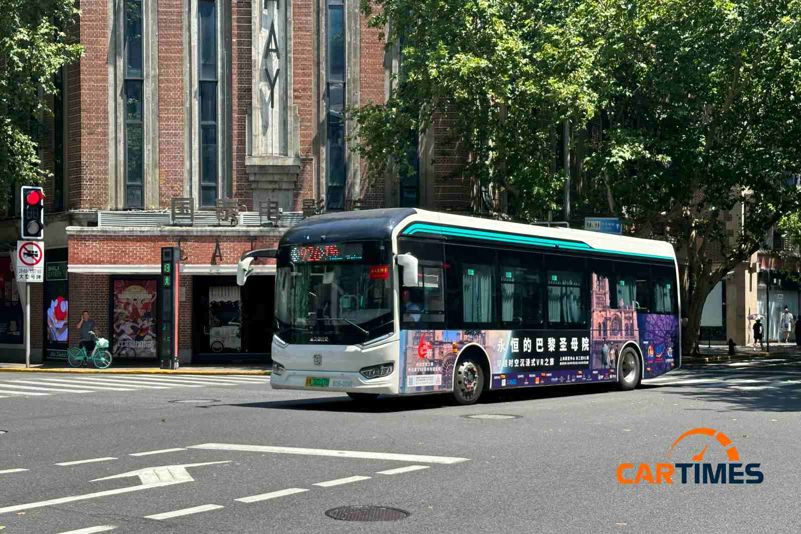 Rất nhiều loại bus điện lăn bánh trên đường phố Thượng Hải