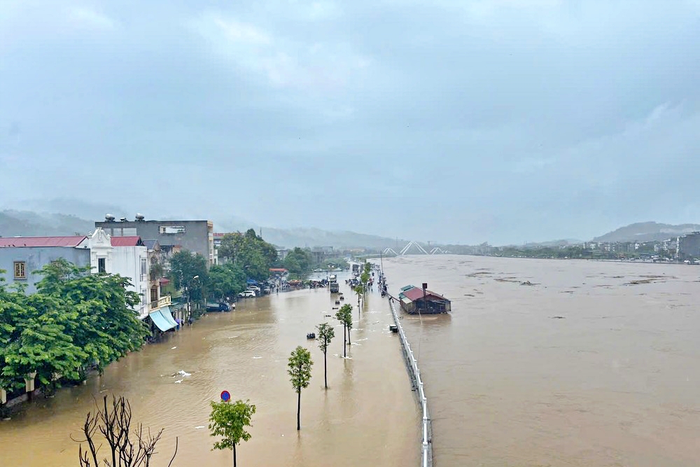 Lũ trên sông Hồng dâng cao gây ngập lụt nhiều tuyến phố ở Lào Cai