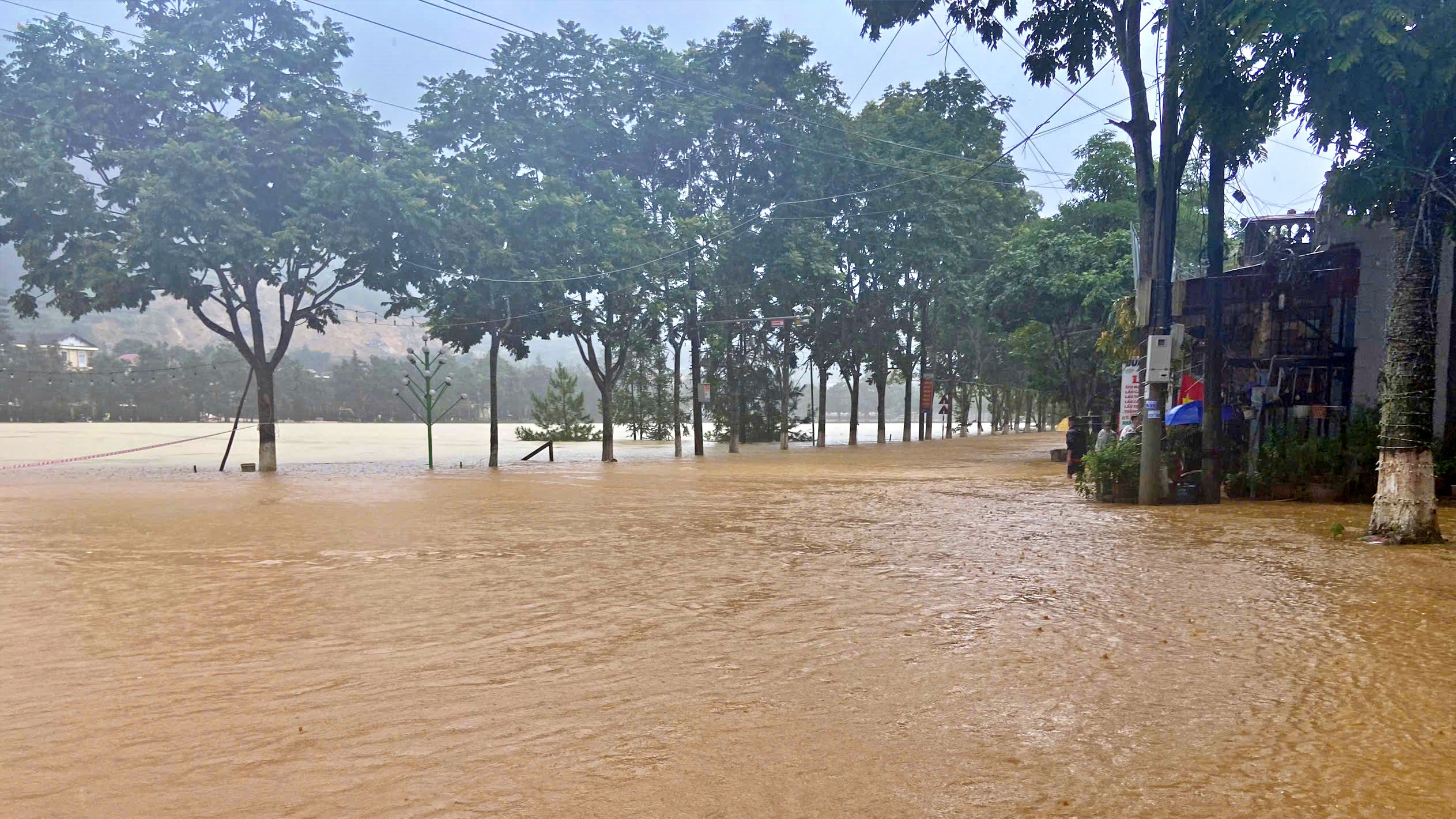 Lào Cai: Sạt lở vùi lấp gia đình 5 người, 1 cháu bé may mắn sống sót