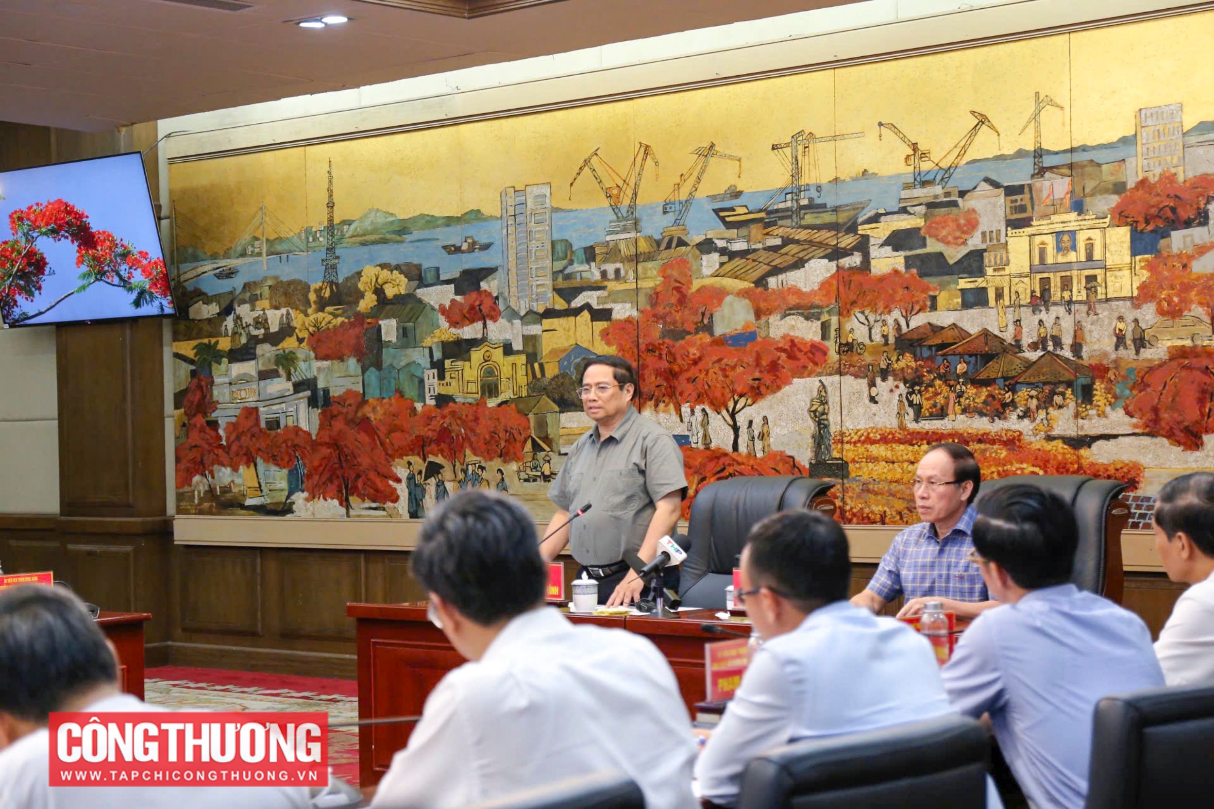 Thủ tướng yêu cầu Hải Phòng chủ động triển khai theo thẩm quyền và đề xuất các chính sách hỗ trợ về vay vốn, lãi suất, giãn, hoãn, cơ cấu lại nợ, miễn, giảm, giãn thuế, phí, lệ phí… để hỗ trợ người dân, doanh nghiệp khôi phục sản xuất, kinh doanh, việc làm, sinh kế